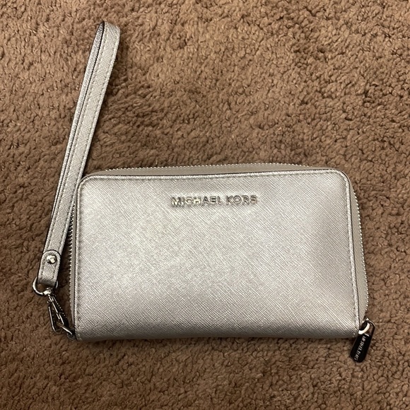 Michael Kors silver wristlet wallet - Picture 4 of 9